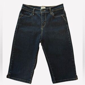 LEVI STRAUSS & CO. LEVI’S SAN FRANCISCO
512 Perfectly Slimming Denim Shorts 10